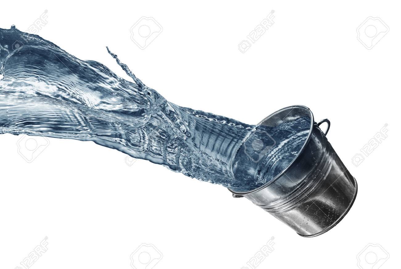 錫のバケツとそれをはねかける水 の写真素材 画像素材 Image