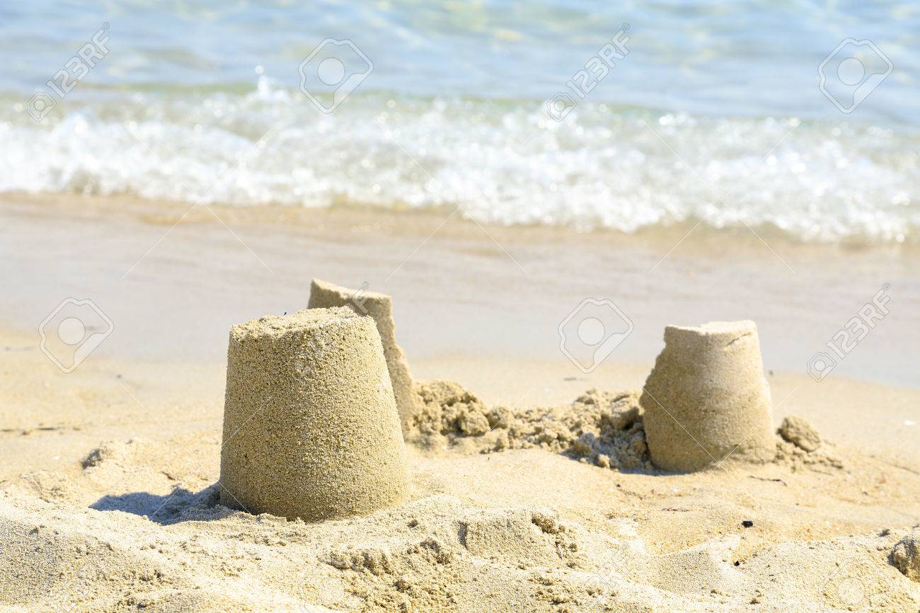 30701834-small-and-simple-sand-castles-on-the-beach.jpg