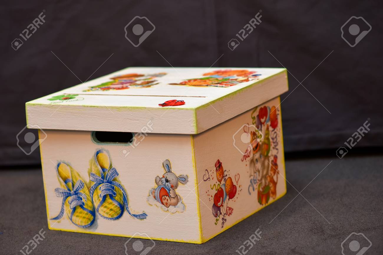Caja Blanca De Madera Pintada Para Niños Fotos, Retratos, Imágenes Y Fotografía De Libres De Image 57438240.