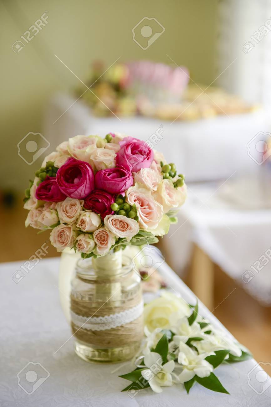 自然光でガラスの花瓶にウェディング ブーケ の写真素材 画像素材 Image