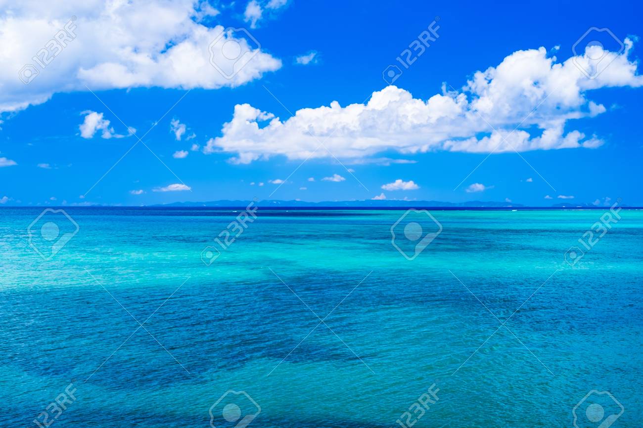 沖縄の青い海と遠くの島々 と白い雲 の写真素材 画像素材 Image