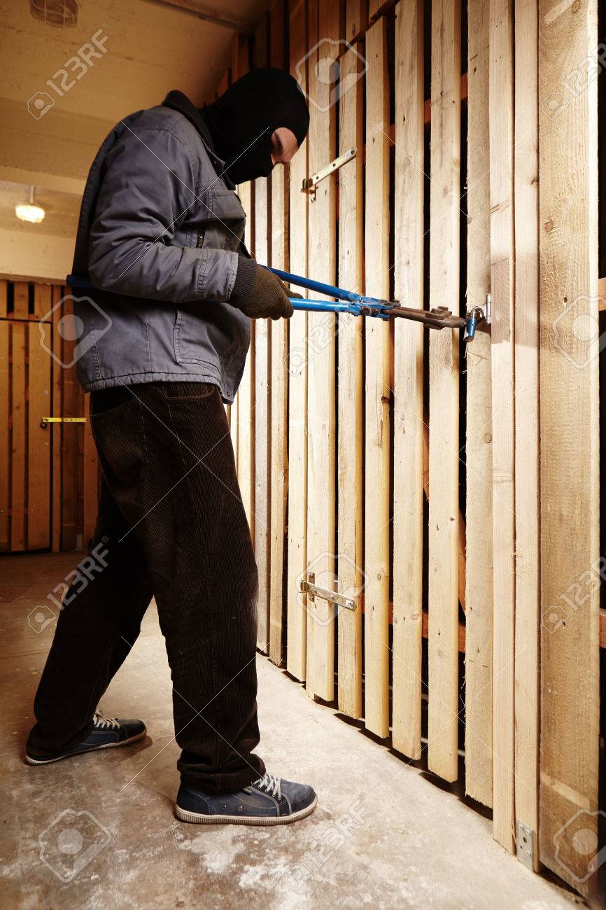 Mann In Der Schablone Wahrend Der Uberfall Im Haus Keller Keller Stehlen Fahrrad Lizenzfreie Fotos Bilder Und Stock Fotografie Image 41011175
