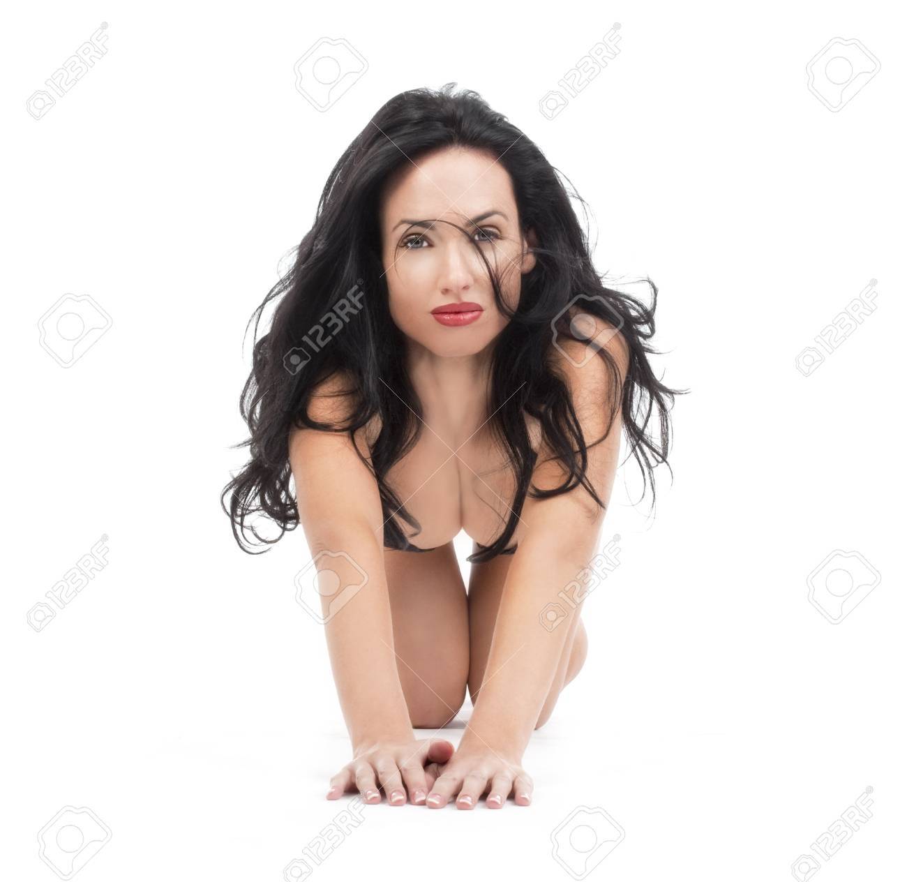 Bella Mujer Desnuda Con El Pelo Oscuro Mirando A La Cámara - Aislados En  Blanco Fotos, retratos, imágenes y fotografía de archivo libres de derecho.  Image 11437955