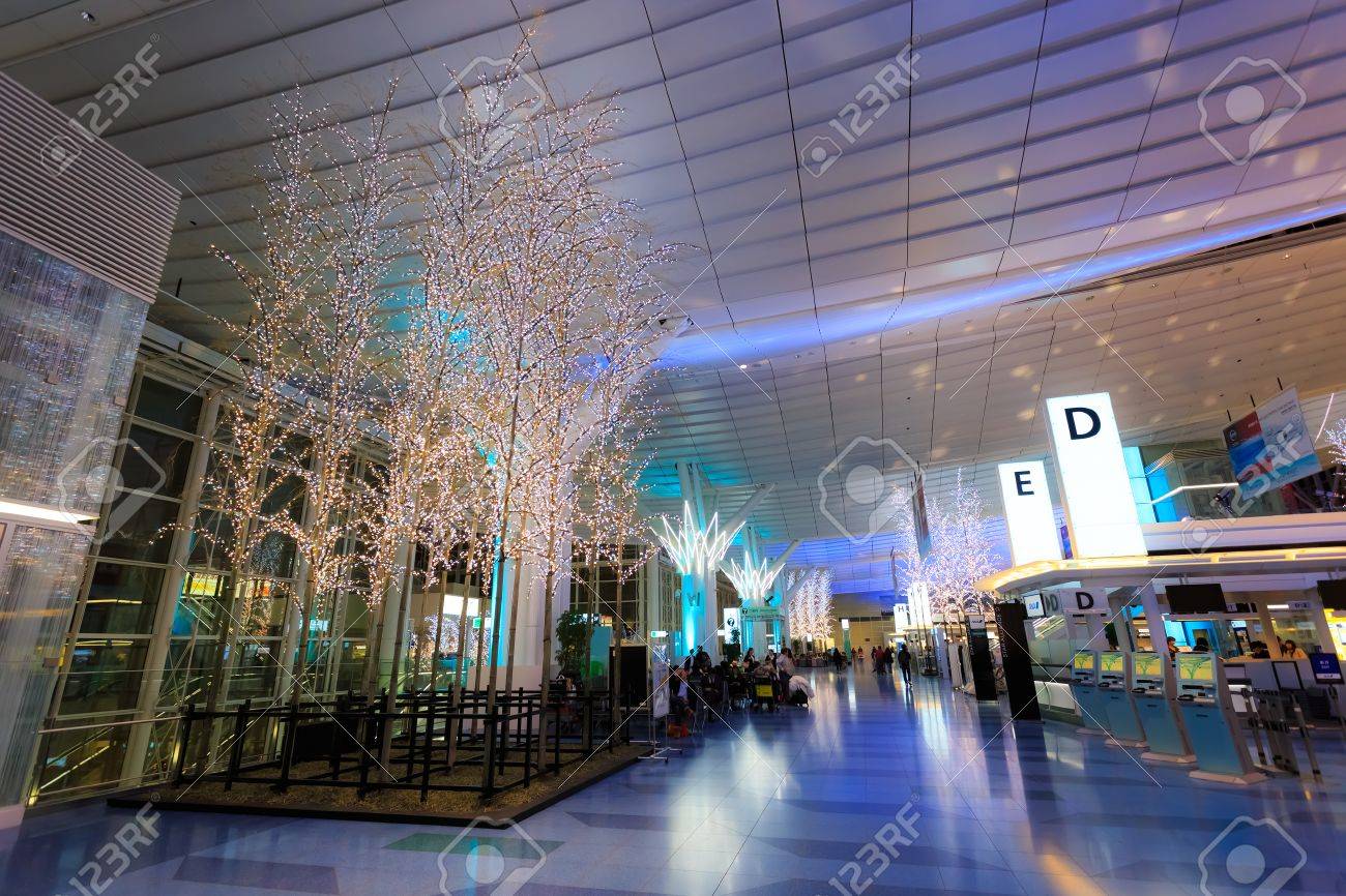 東京 日本 11 月 26 日装飾 13 年 11 月 26 日に東京の羽田空港でライトとイルミネーションが施されて 今後のクリスマスのための Preparared の写真素材 画像素材 Image