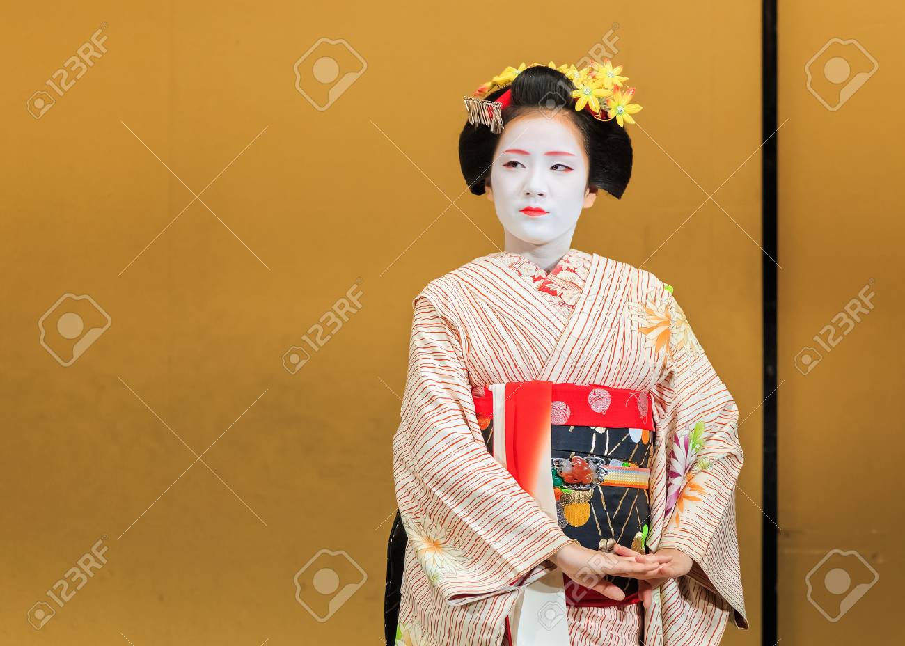 芸者は祇園 Coner で日本の民俗物語の悲劇である伝統的な踊りを実行します の写真素材 画像素材 Image