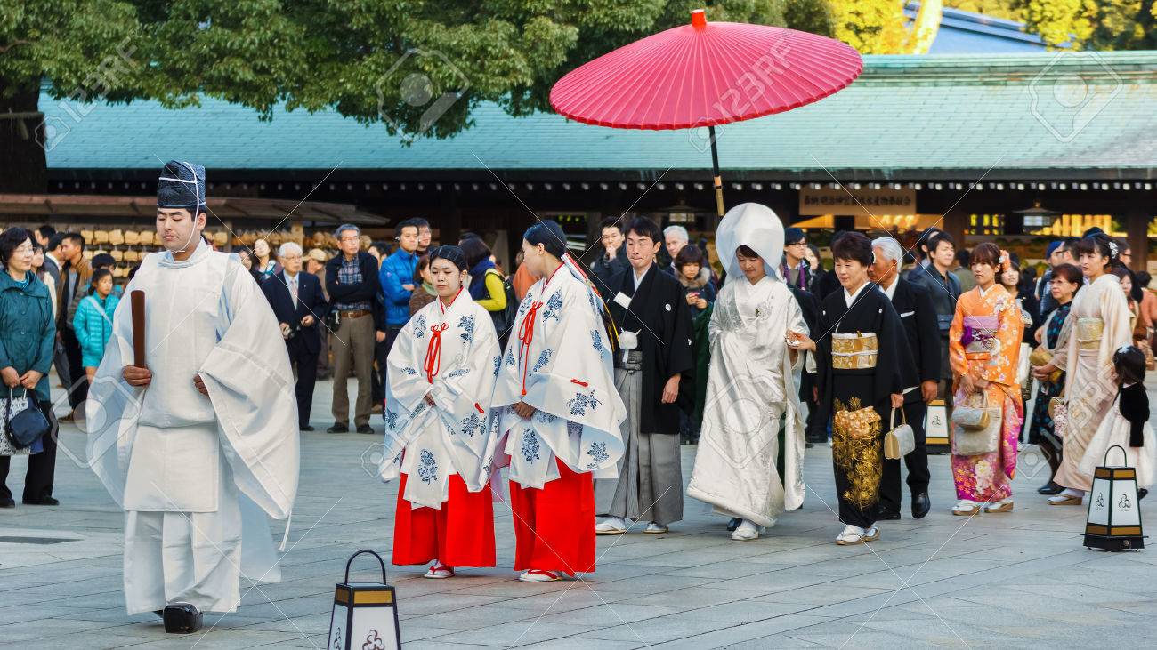 東京 日本 11 月 23 日 13 年 11 月 23 日正体不明の新郎と新婦は東京 日本での結婚式は明治神宮での伝統的な結婚式に出席します の写真素材 画像素材 Image 2743