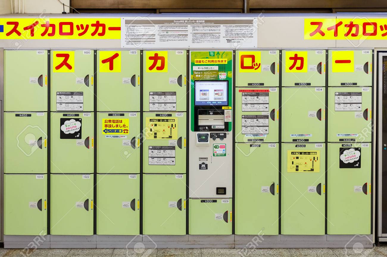 도쿄, 일본 - 11 월 26 일 일본 도쿄의 공용 보관함 2013 년 11 월 26 일 동전으로 작동하는 보관함은 대부분의 일본 주요  역에서 이동 중에 짐을 보관할 수 있습니다. 로열티 무료