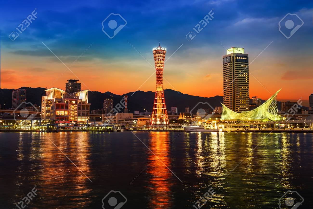 神戸港と神戸港 Towerkobe 日本 10 月 26 日 14 年 10 月 26 日に神戸市の神戸港 神戸兵庫県阪神工業地帯によって Background 大阪圏で日本港湾 の写真素材 画像素材 Image