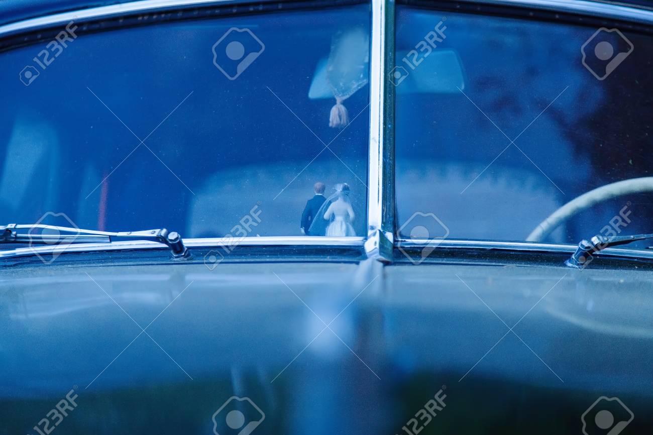 置物の夫と妻の車の中での結婚式で の写真素材 画像素材 Image