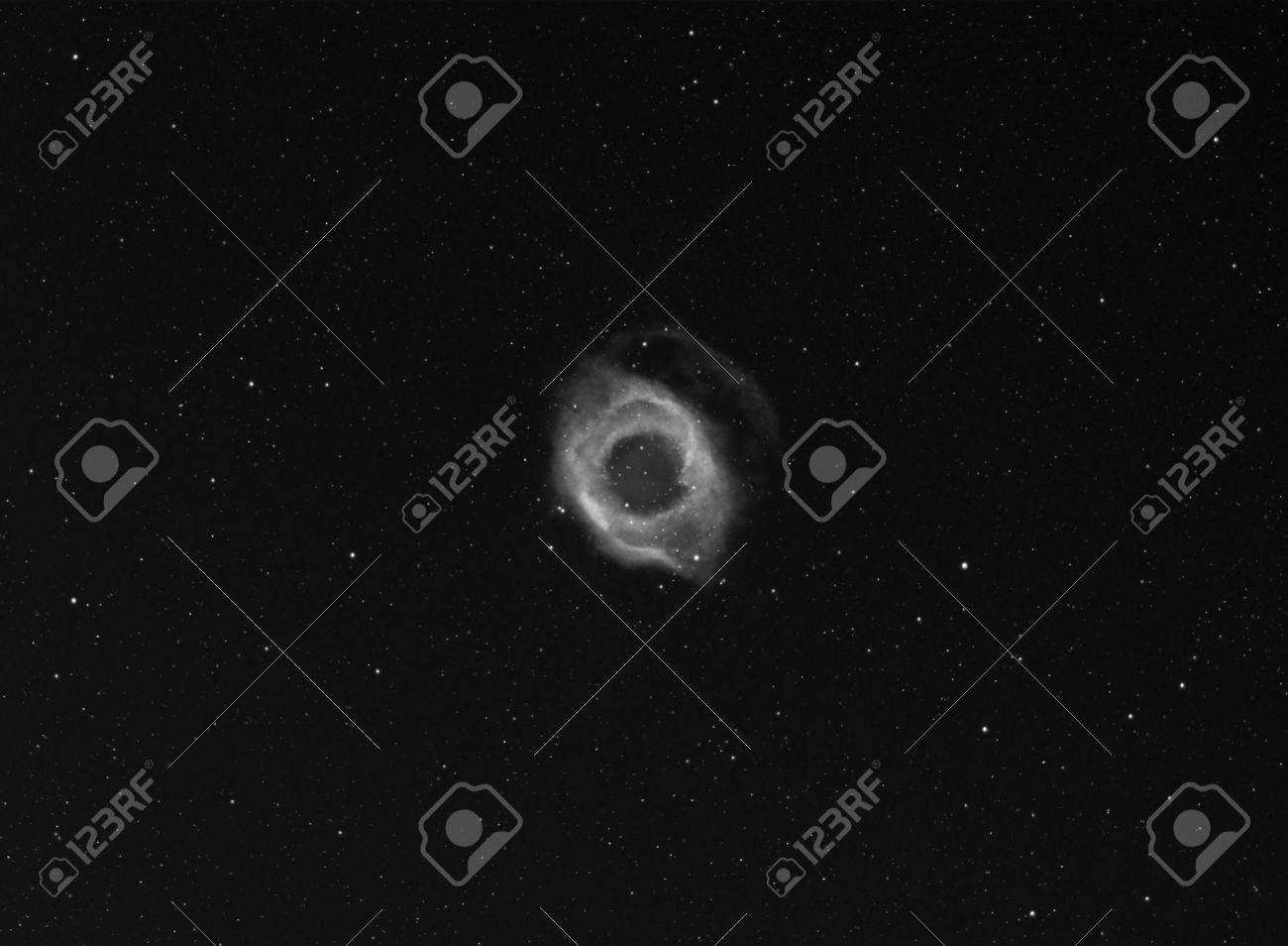 Ngc 7293 の螺旋とも呼ばれるらせん星雲 星座水瓶座に位置する大規模な惑星状星雲 このオブジェクトは 最も近いの 1 つが 14 年の前におそらくカール ルートヴィヒ ハーディングによって発見されたすべての明るい惑星 Neb の地球に の写真素材 画像素材