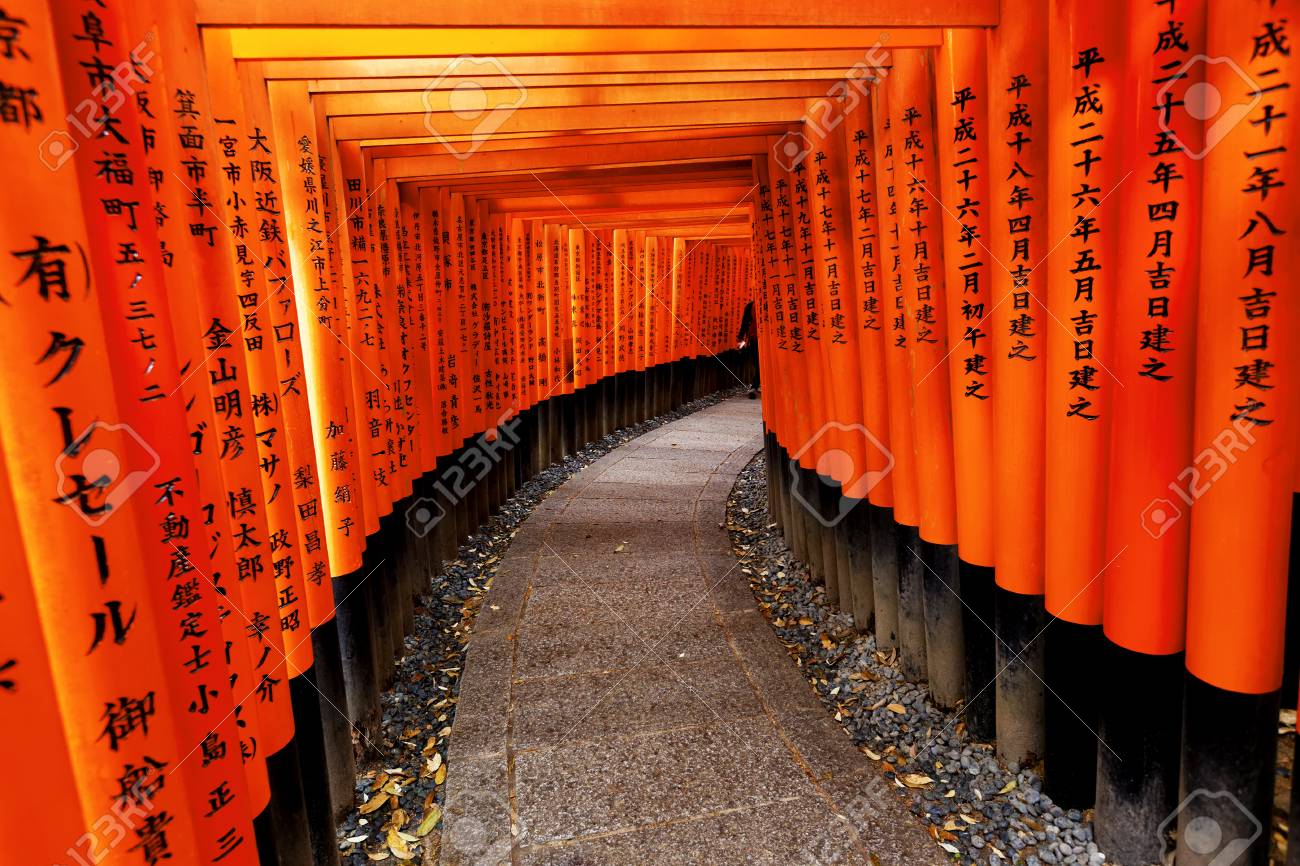 京都の伏見稲荷神社の赤い鳥門 の写真素材 画像素材 Image