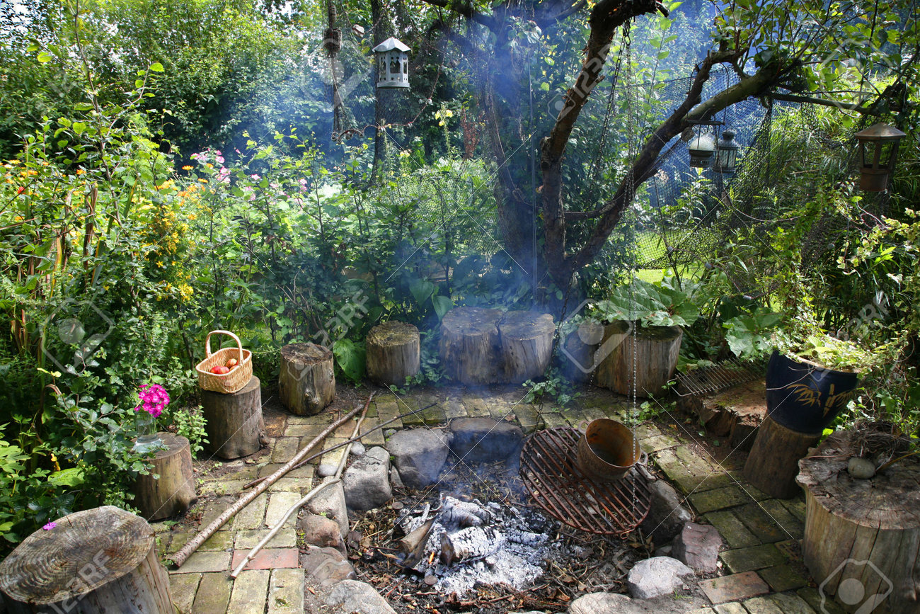 Offener Kamin Im Alten Dorf Garten Danemark Lizenzfreie Fotos Bilder Und Stock Fotografie Image 2367166