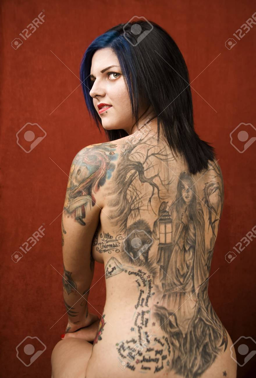 彼女の背中と腕の多くの入れ墨を持つ女性 の写真素材 画像素材 Image 彼女の背中と腕の多くの入れ墨を持つ女性 の写真素材 画像素材 Image