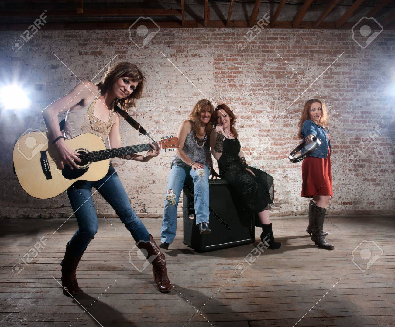 大きなパフォーマンスの前に練習すべて女の子バンド の写真素材 画像素材 Image