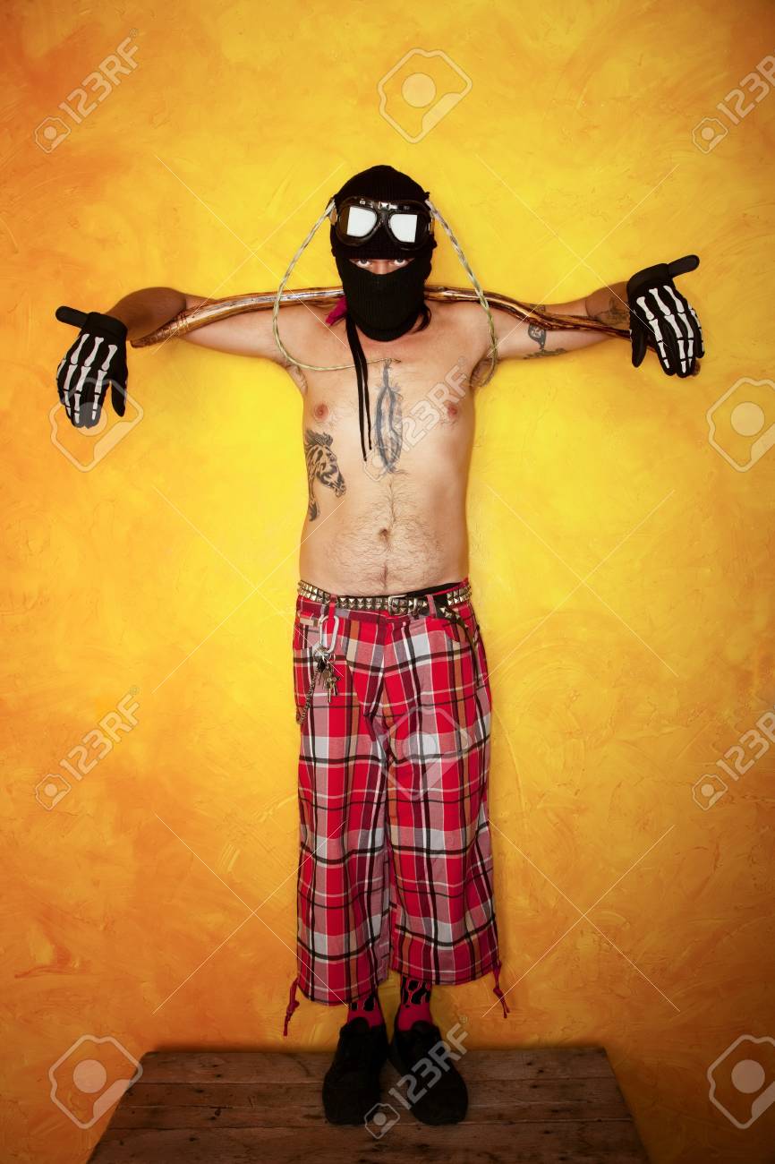 腕を持つ奇妙な男にまたがって長い棒 の写真素材 画像素材 Image