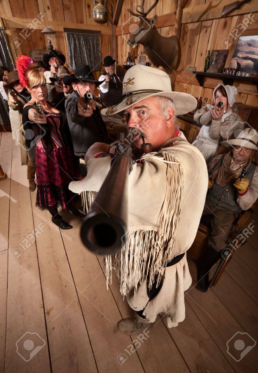 Antiguo Vaquero Del Oeste Y El Grupo De Apuntar Sus En Un Salón Fotos, Retratos, Imágenes Y Fotografía Archivo Libres De Derecho. Image 13889265.