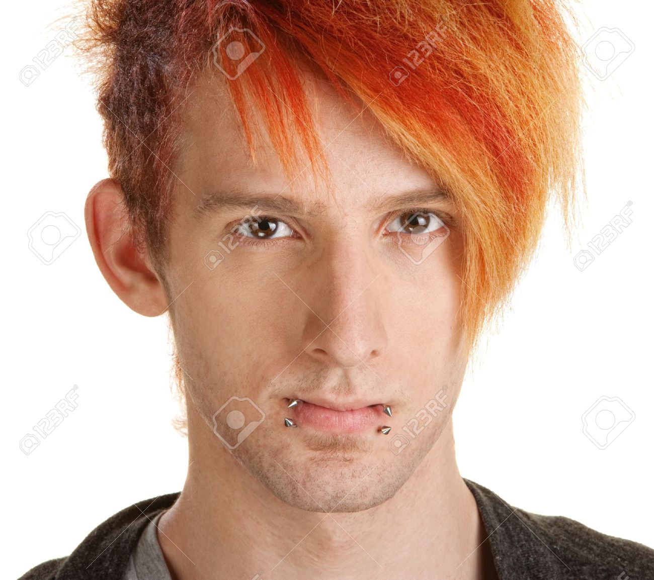 白い背景の上のオレンジ色の髪と若い男 の写真素材 画像素材 Image