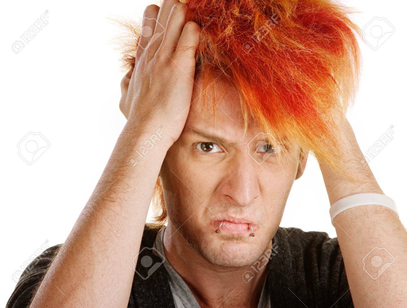 怒っている若い男が彼のオレンジ色の髪を引っ張って の写真素材 画像素材 Image