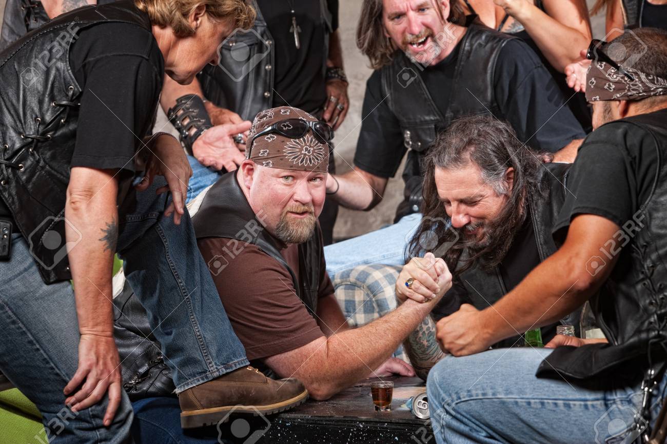 アーム レスリングの試合を失うバイカー ギャングの大きな男 の写真素材 画像素材 Image