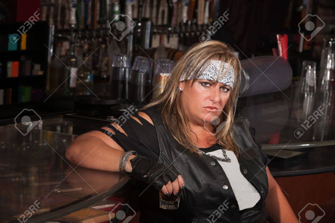 不機嫌そうなバイカー ギャングの女性彼女の飲み物のバーで の写真素材 画像素材 Image