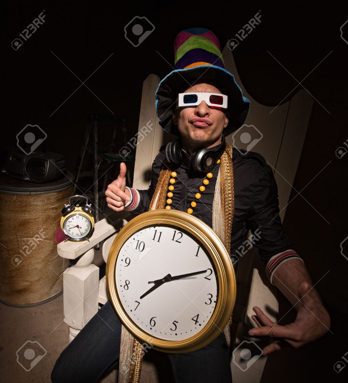 Télécharger gratuitement Images Rappeur Blanc Drole De Chapeau Multicolore Et Grande Horloge actualisé par