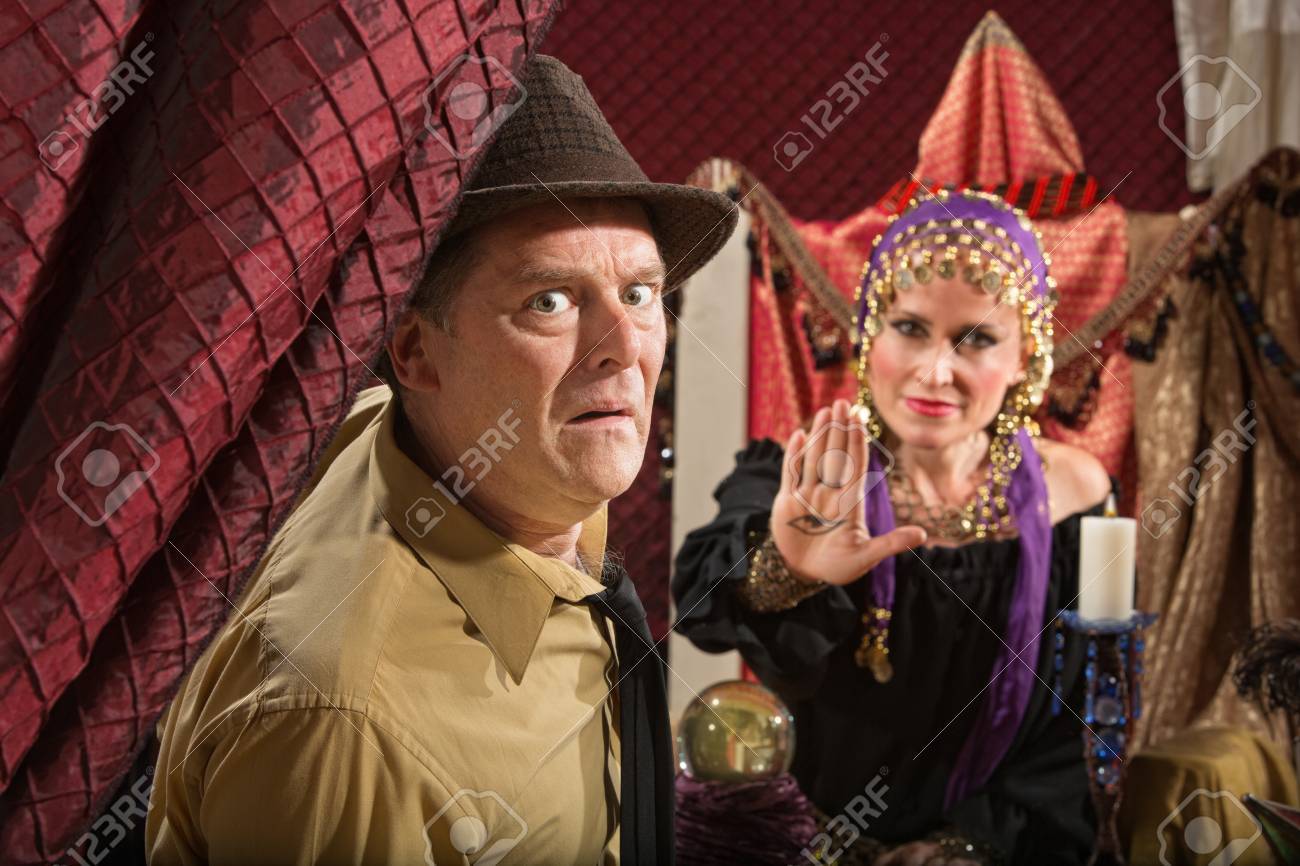 Homme D'affaires Effrayé Et Diseuse De Bonne Aventure Affichant Le Mauvais  ?Il Banque D'images Et Photos Libres De Droits. Image 19793787.