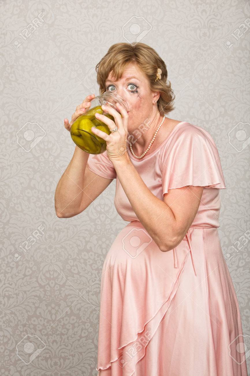 酢ピクルス瓶から飲んで恥ずかしい妊婦 の写真素材 画像素材 Image 酢ピクルス瓶から飲んで恥ずかしい妊婦 の写真素材 画像素材 Image