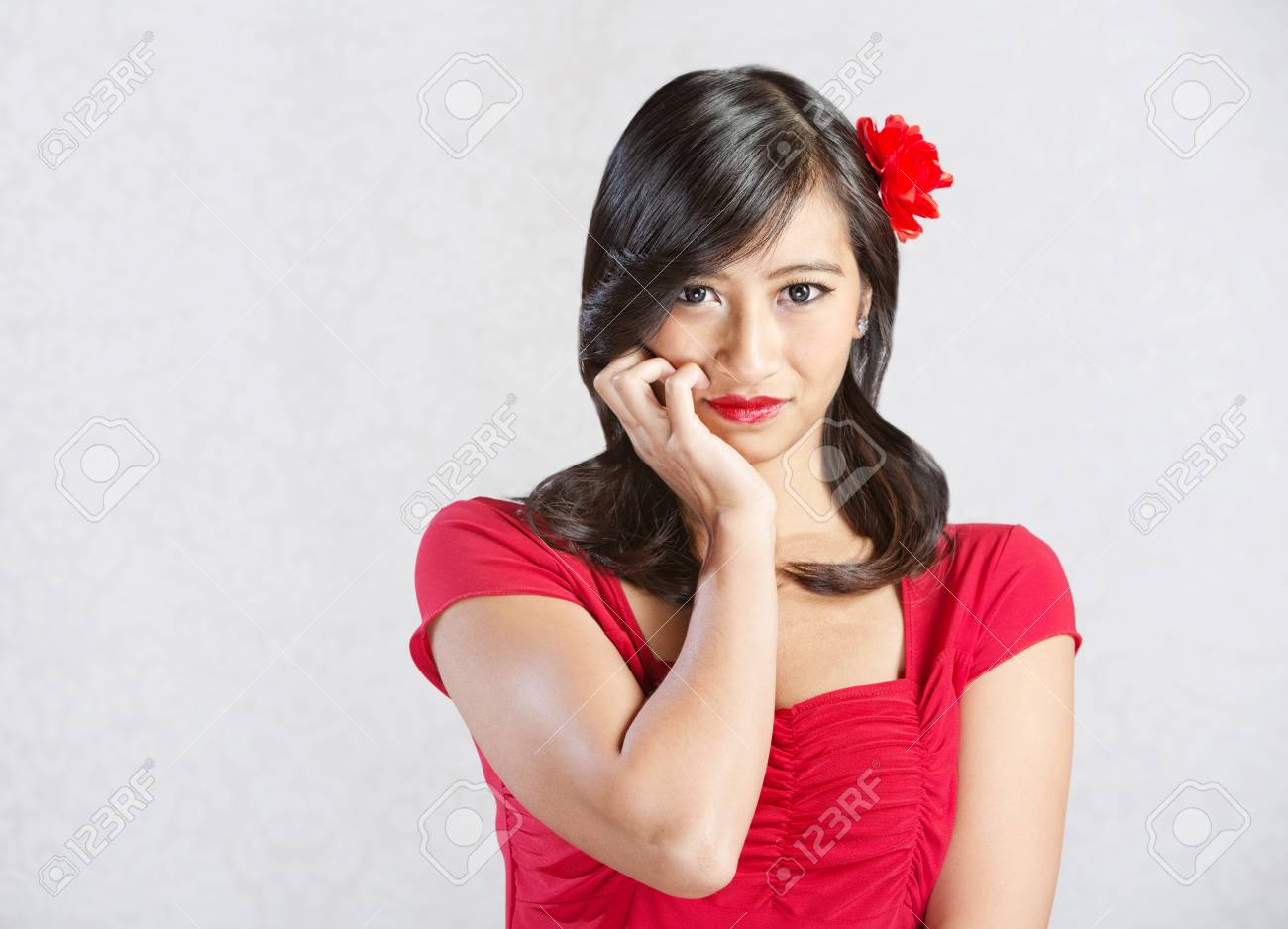 ニヤリと笑うと髪の花の美しい若い女性 の写真素材 画像素材 Image