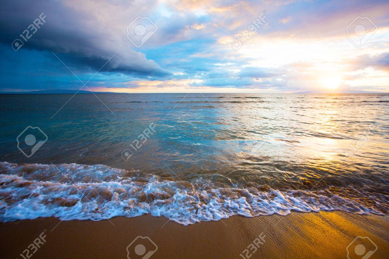 マウイ島キヘイのビーチで美しいハワイのサンセット の写真素材 画像素材 Image