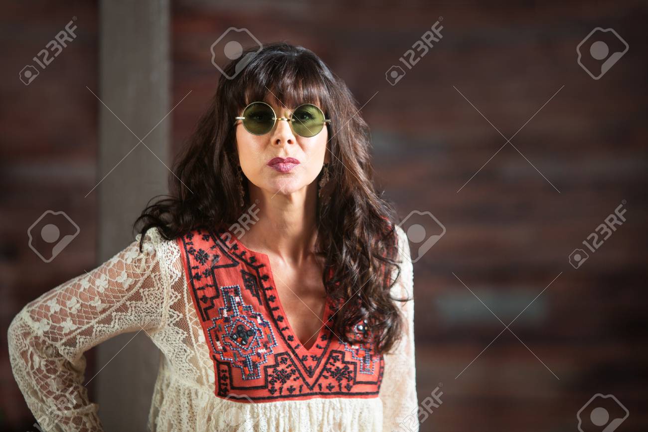 Avec De À Adulte Rondes Espace Dans Copie Lunettes Serious Belle Femme Soleil L'intérieur Des 4AR5L3jq
