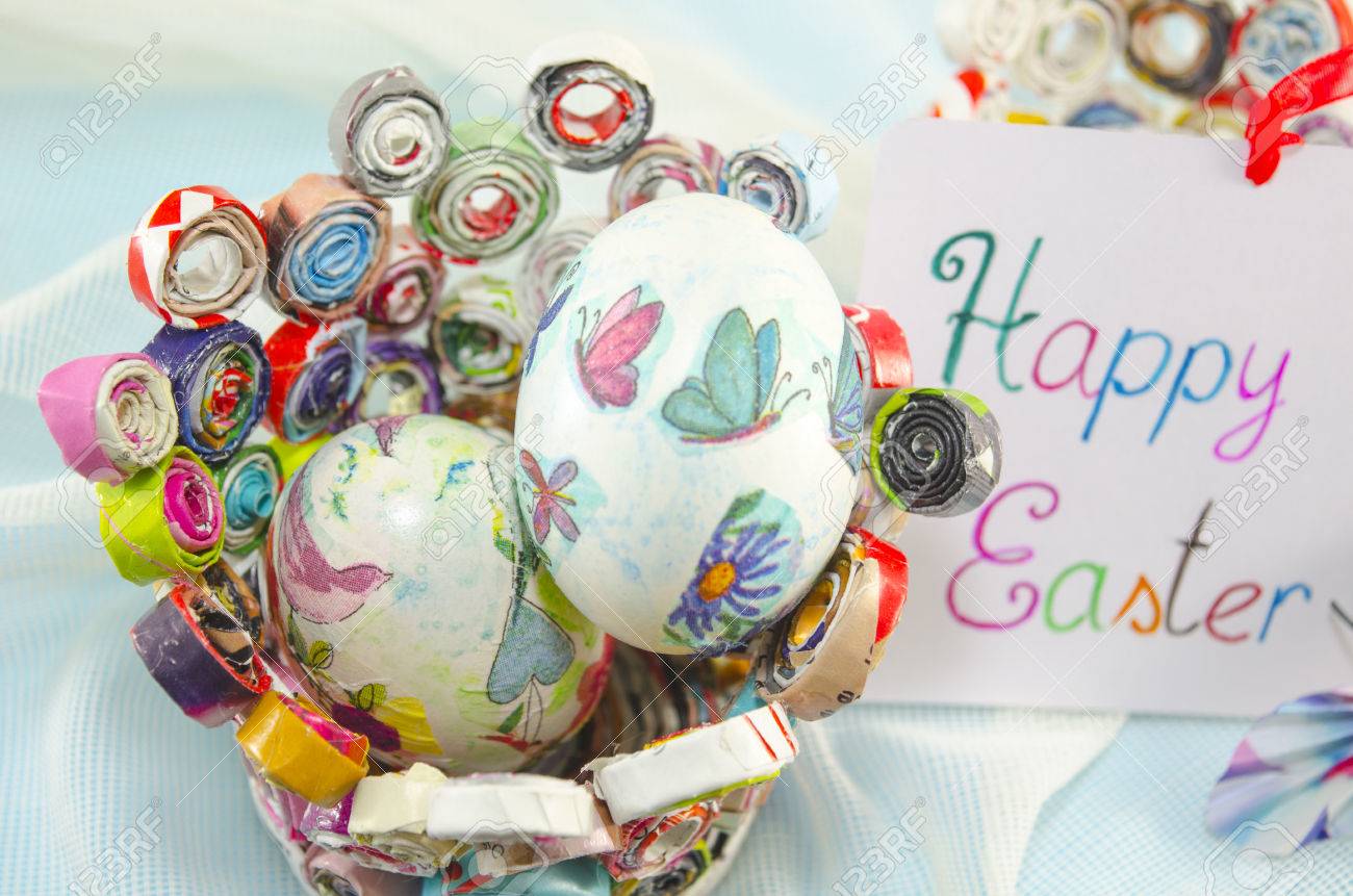 ハッピー イースター カードと手作りの紙皿にハンドメイド デコパージュ イースターエッグします の写真素材 画像素材 Image