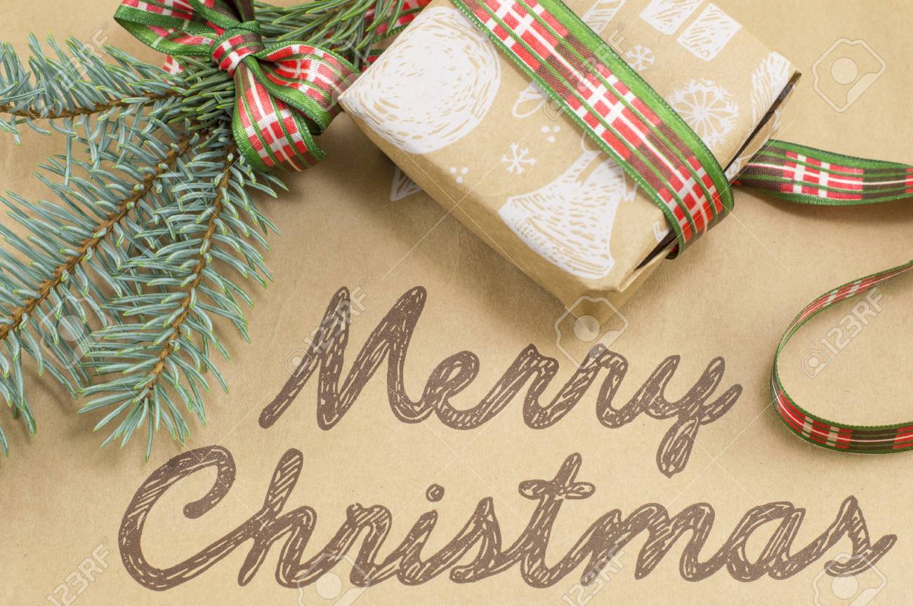 飾られたクリスマス プレゼントともみのツリーでメリー クリスマス カード の写真素材 画像素材 Image