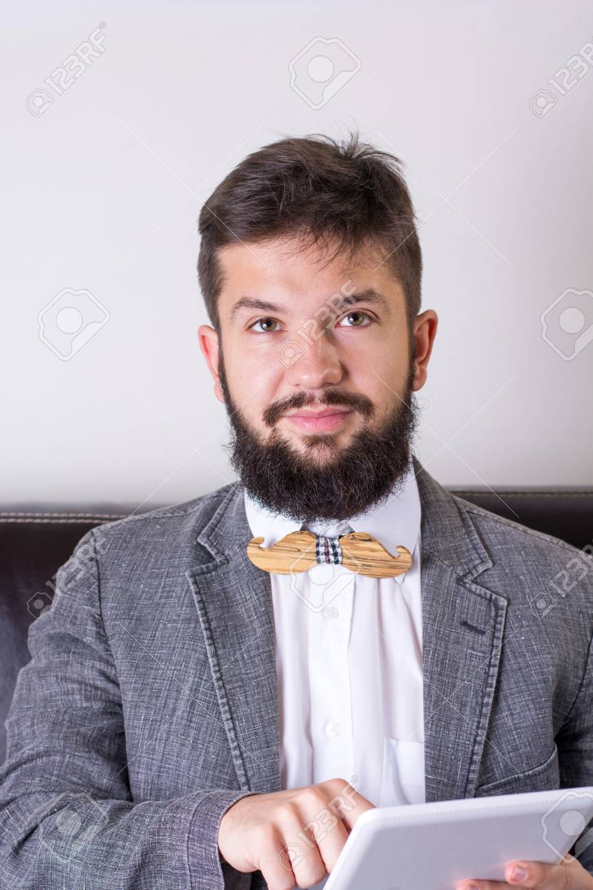 Bartiger Mann In Einem Anzug Eine Fliege Tragen Lizenzfreie Fotos Bilder Und Stock Fotografie Image