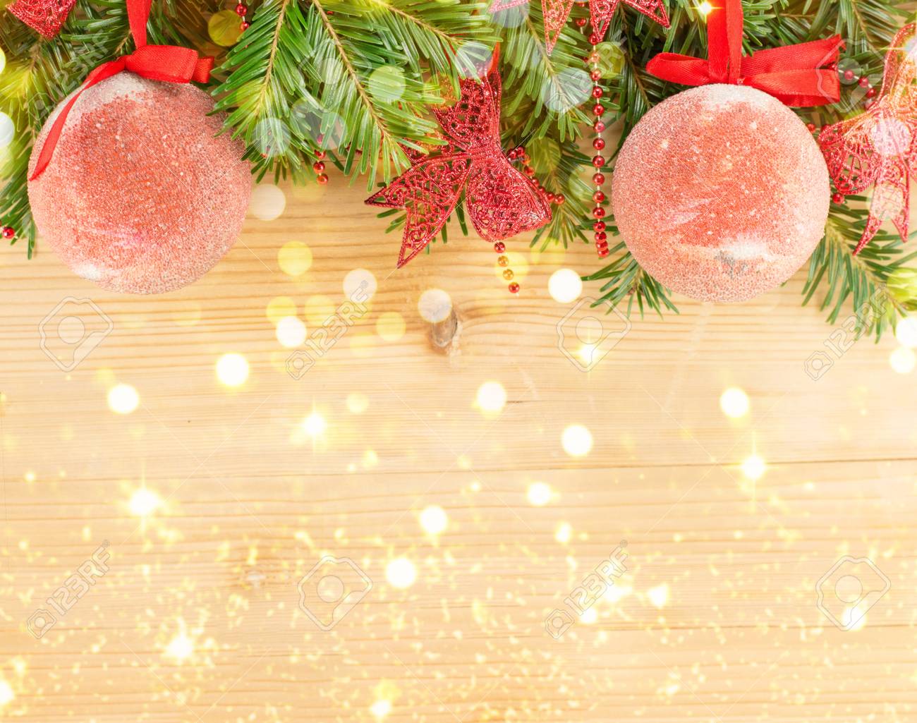 お祝いクリスマス デコレーションと 壁に掛かっているモミの木 の写真素材 画像素材 Image 66225260