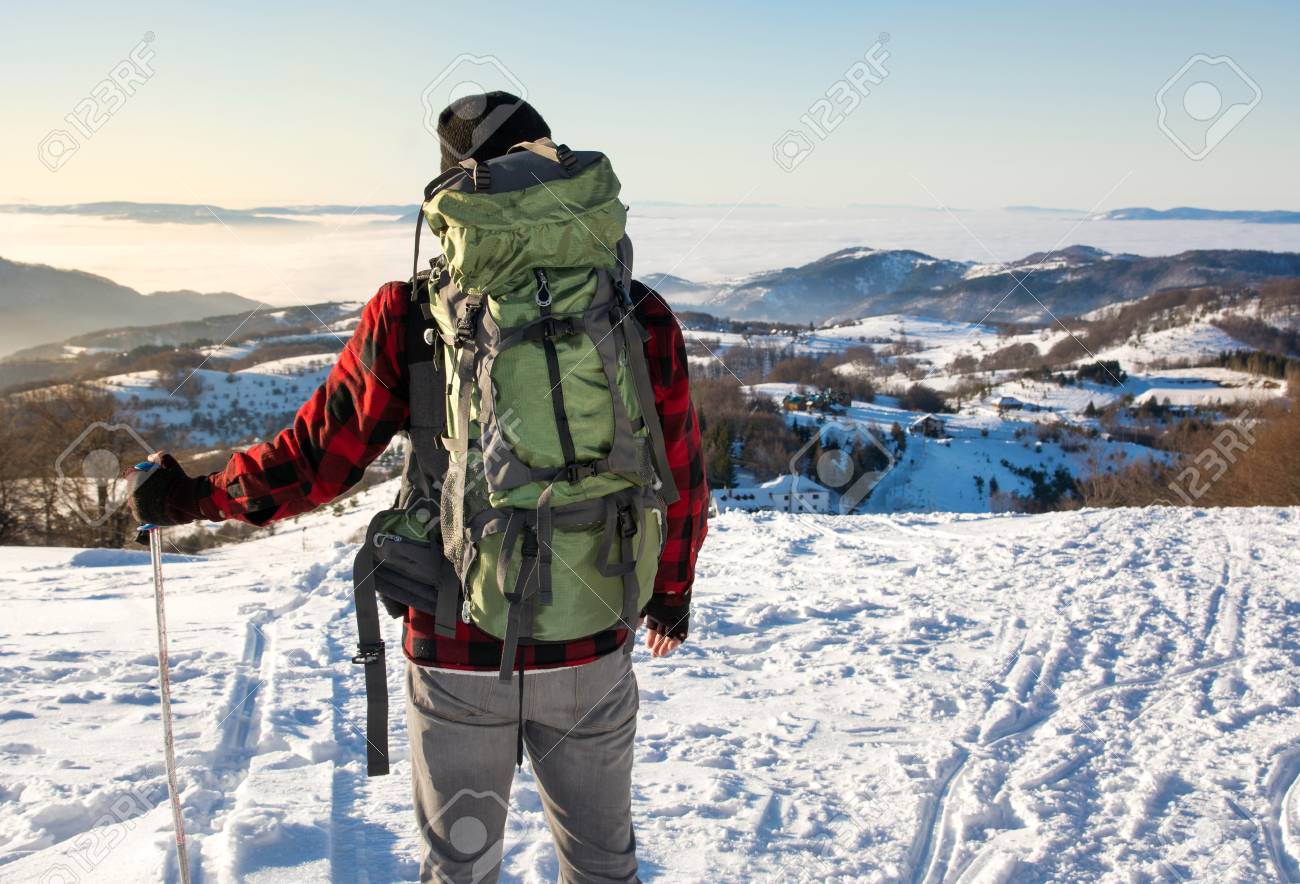 バックパッカー雪覆われた山にハイキングします 冬のアクティブな時間 の写真素材 画像素材 Image
