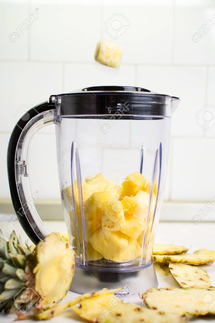 スムージー ミキサーに陥るパイナップル スライス の写真素材 画像素材 Image