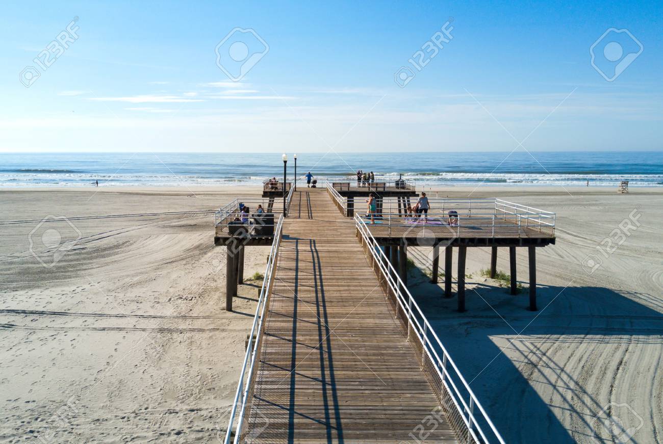 Wildwood New Jersey Usa 25 Juin 2017 Plage De Crête Et Quai En Bois Den Haut Avec La Vue Sur Locéan Et Les Touristes Se Détendre Sur La Jetée