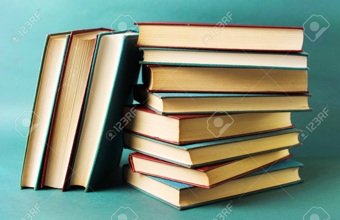 緑背景に積み重ねられた本の束 の写真素材 画像素材 Image