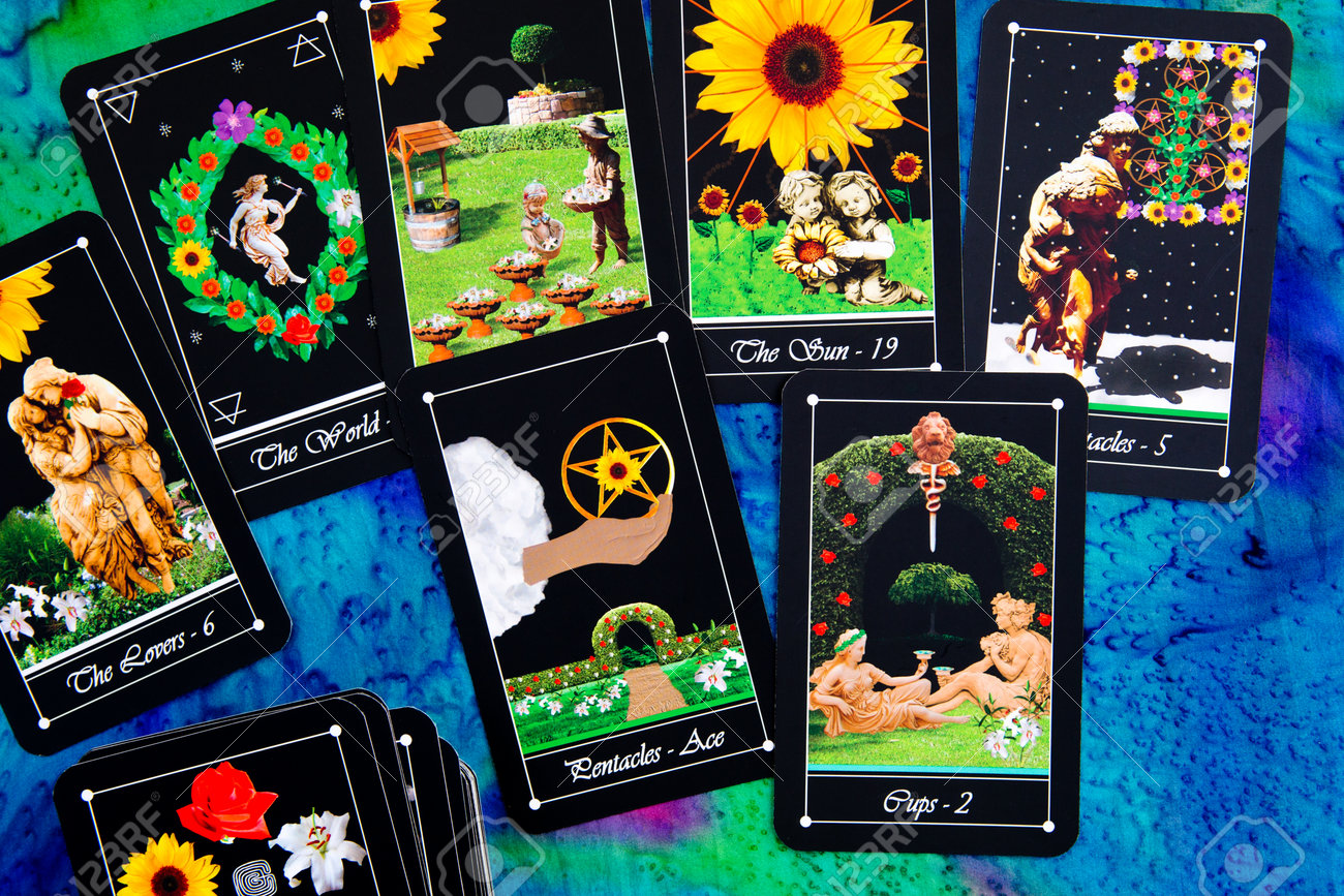 멀티 컬러 실크 독서 천에 타로 카드 갑판과 타로 읽기 로열티 무료 사진, 그림, 이미지 그리고 스톡포토그래피. Image  80934988