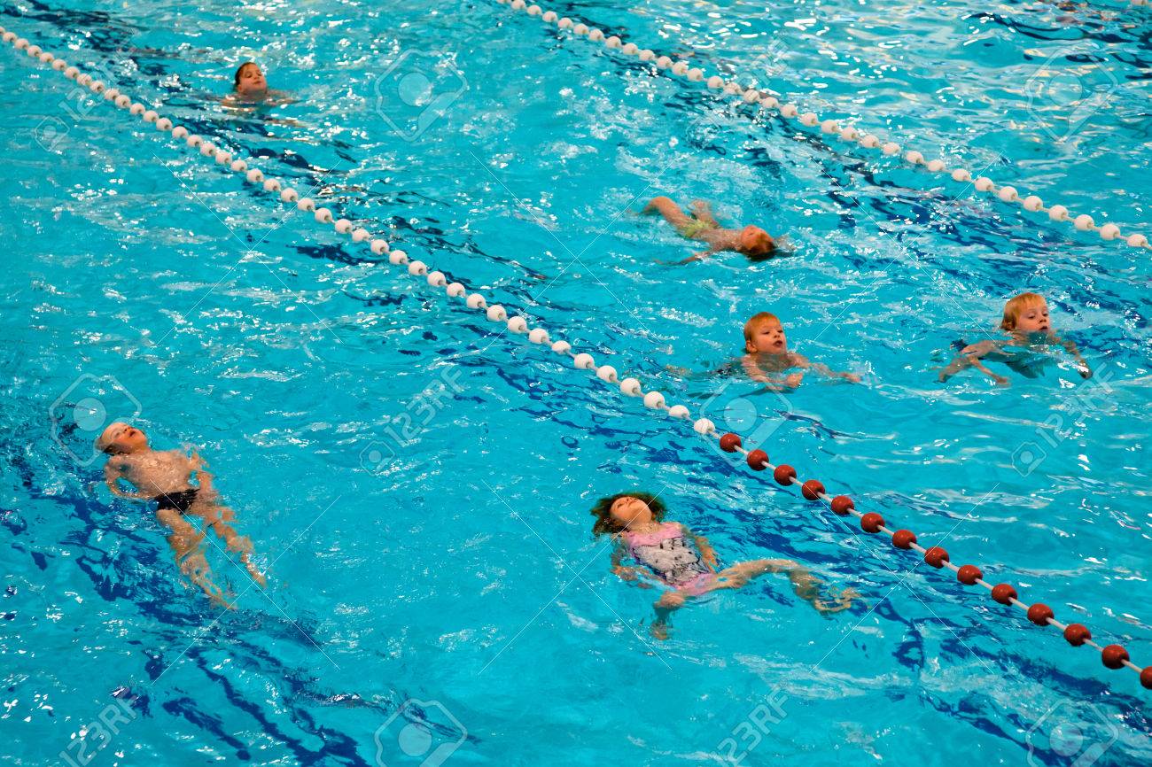 Groupe Des Jeunes Enfants Au Cours De Leur Lecon De Natation Scolaire Banque D Images Et Photos Libres De Droits Image Groupe Des Jeunes Enfants Au Cours De Leur Lecon De Natation Scolaire Banque D Images Et Photos Libres De Droits Image