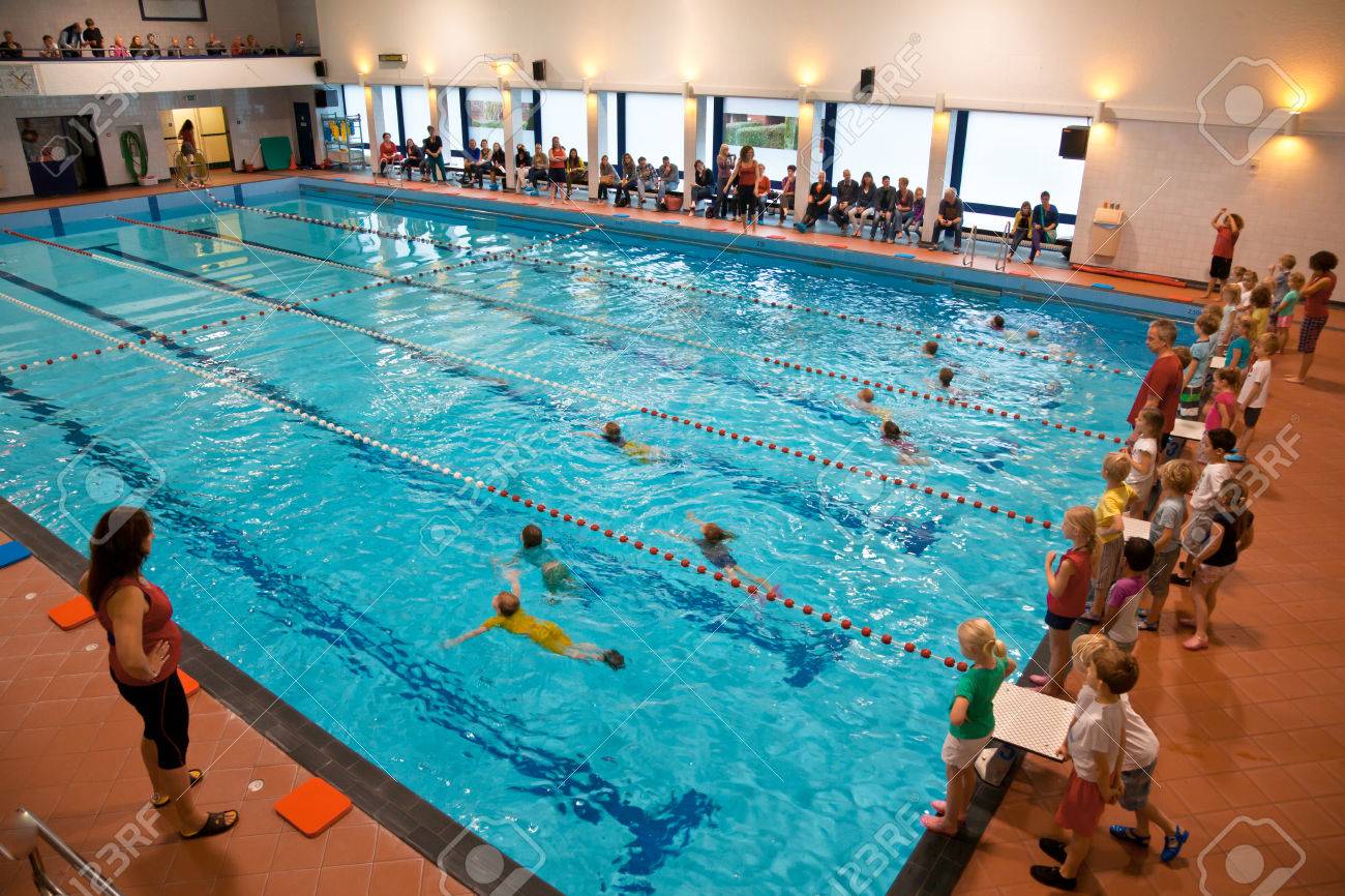 Groupe Des Jeunes Enfants Au Cours De Leur Examen Lecon De Natation Scolaire Banque D Images Et Photos Libres De Droits Image Groupe Des Jeunes Enfants Au Cours De Leur Examen Lecon De Natation Scolaire Banque D Images Et Photos Libres De Droits Image