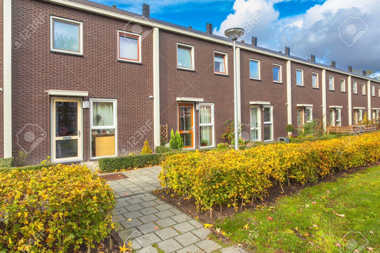 Pequeñas Colgantes En Una Zona Suburbana En Europa Fotos, Retratos, Imágenes Y Fotografía De Archivo De Derecho. Image