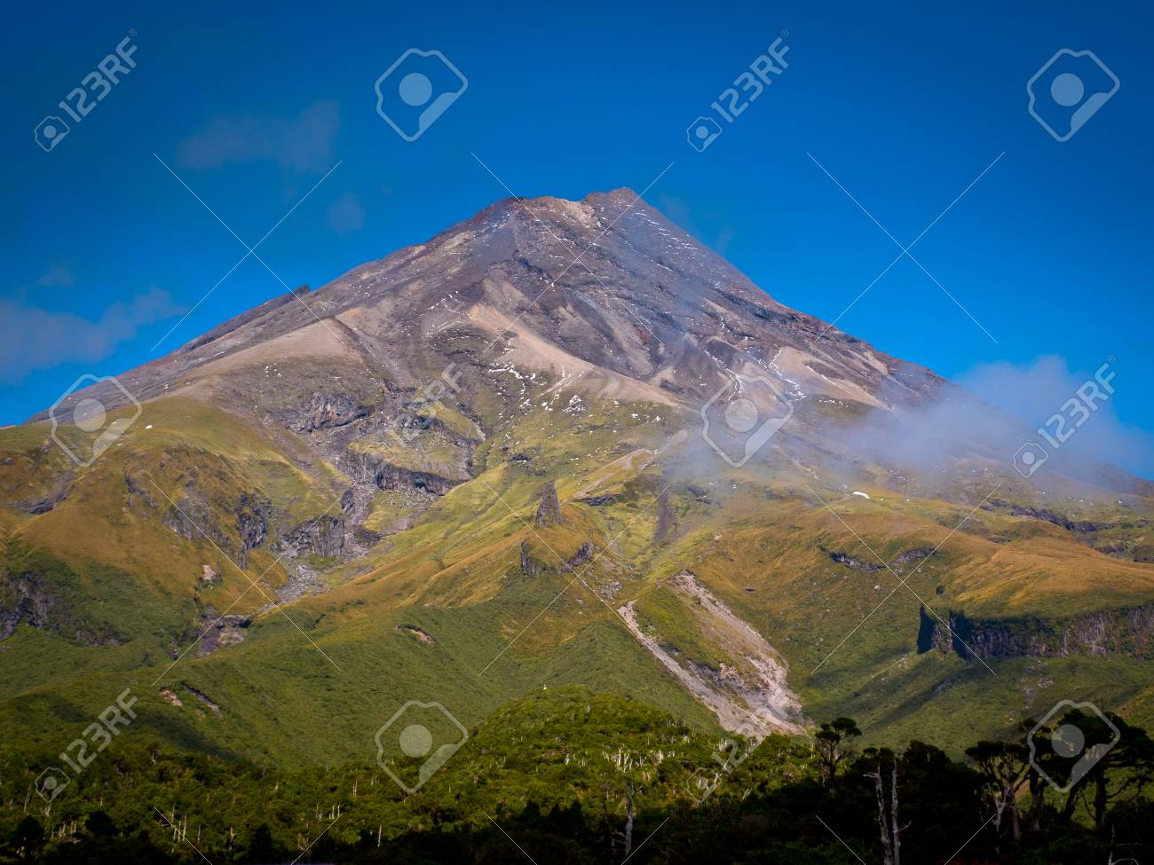 ニュージーランド火山景観背景エグモント山またはニュージーランド タラナキ火山 の写真素材 画像素材 Image
