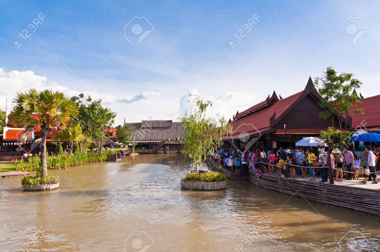 Ayothaya floating market onJuly 10 ,2011. Ayutthaya province Thailand. - 10290606 Ayothaya floating market onJuly 10 ,2011. Ayutthaya province Thailand. - 10290606