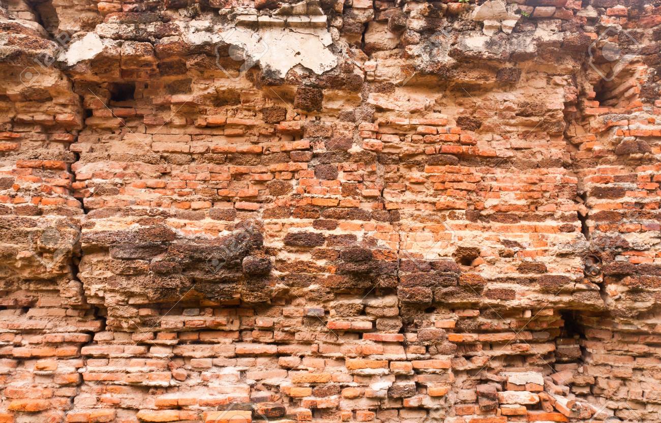 ひびの入った遺跡と古代のオレンジ色のレンガの壁 の写真素材 画像素材 Image