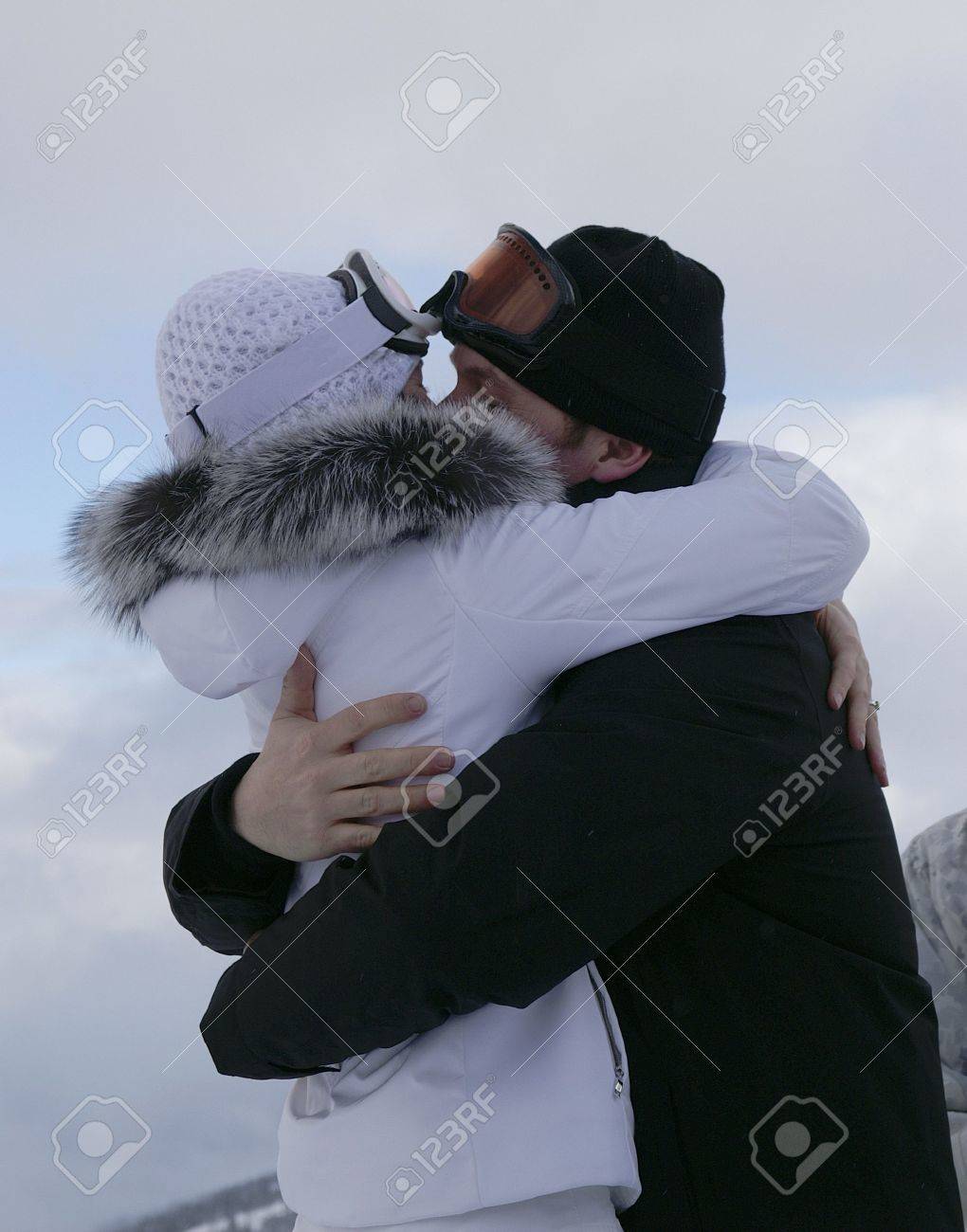 新婚夫婦交換スキー ゲレンデでの最初のキス の写真素材 画像素材 Image