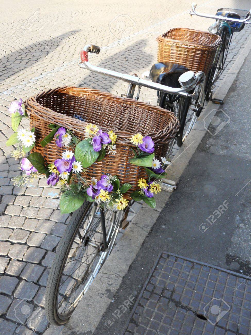 Vintage Bicicleta Con Flores En La Canasta De Mimbre Fotos, Retratos, Imágenes Y Fotografía De De Derecho. Image 8731377.