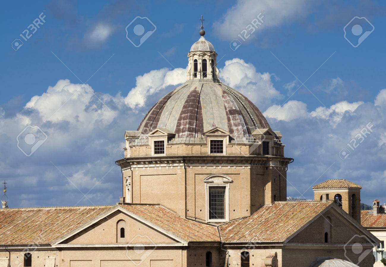 16 世紀に建築家ジャコモ デッラ ポルタのイタリア語によって建てられた雲ローマ イエスの聖の名を最もバロック ドームの教会 の写真素材 画像素材 Image 78469852