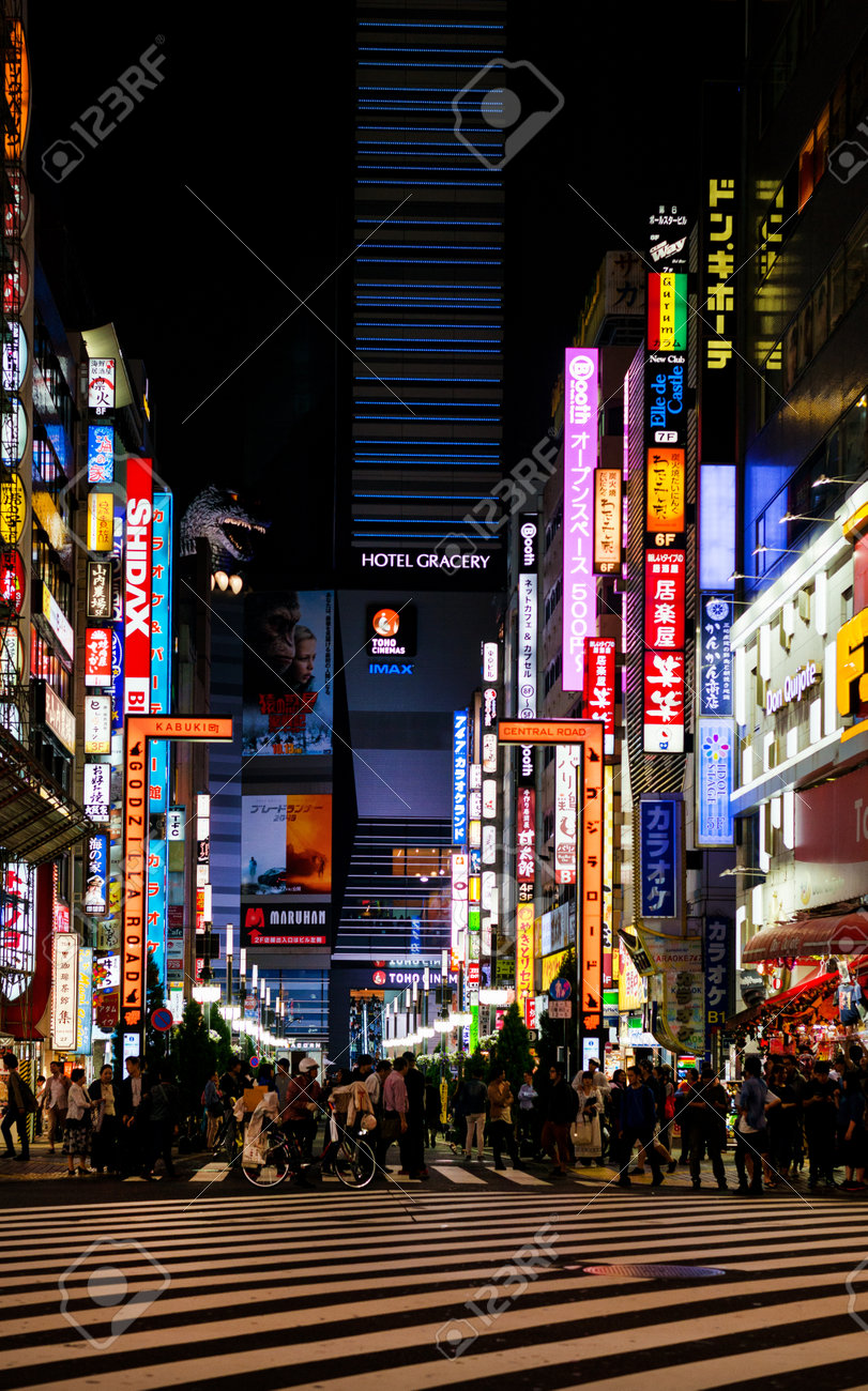17 年 10 月 11 日 東京都 新宿 歌舞伎町 エンターテイメント地区の都内では 有名なモンスターの頭を持つゴジラ道 の写真素材 画像素材 Image