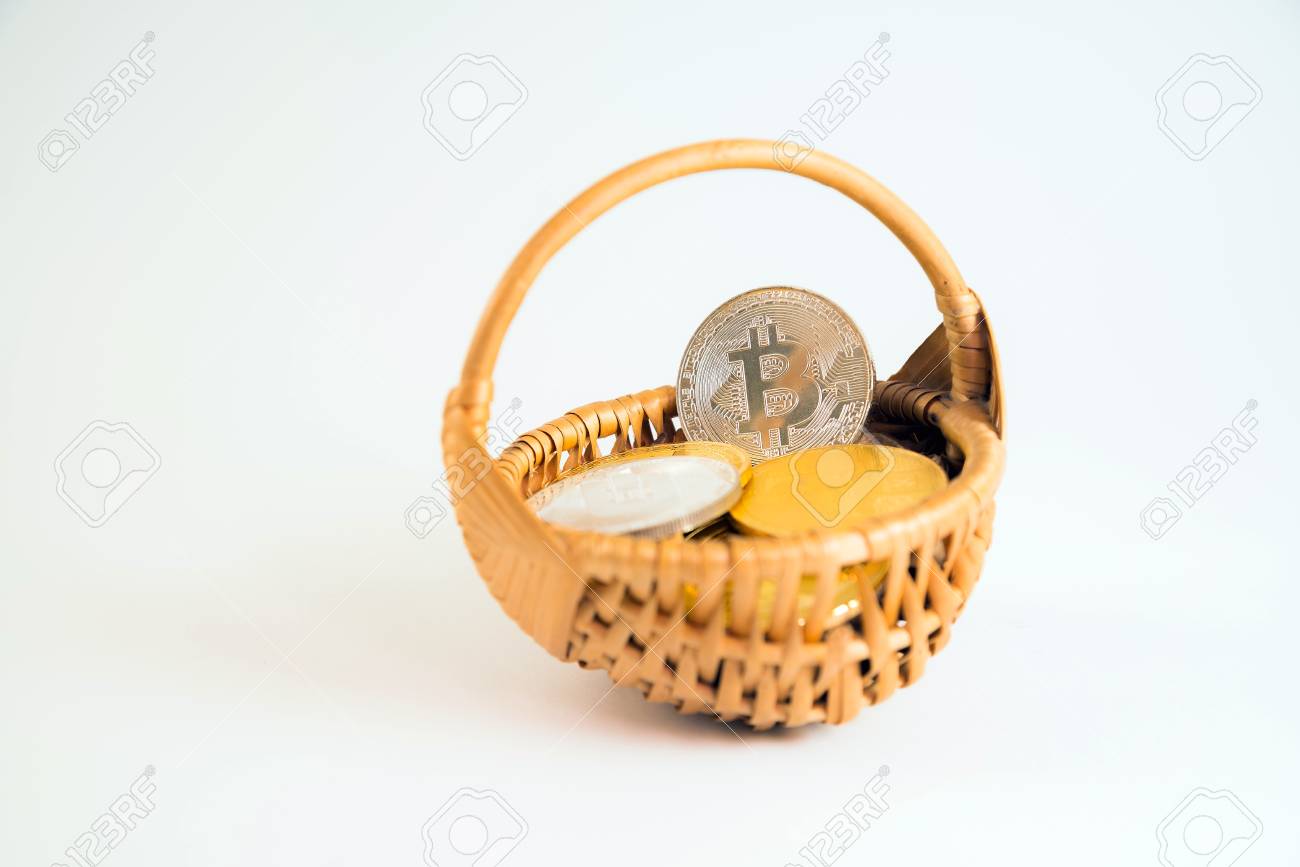 白い背景にウィッカーバスケットにコインをビットコイン円。デジタル通貨、ブロックチェーン市場、オンラインビジネスの写真素材・画像素材 Image  124898545